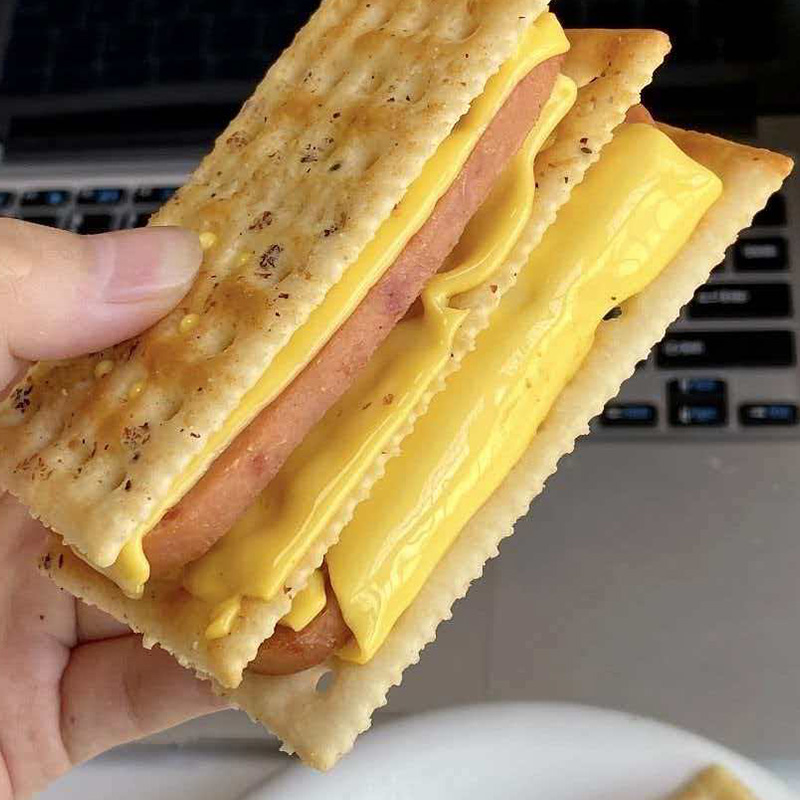 Schwarze Trüffel-Schinken-Soda-Cracker
